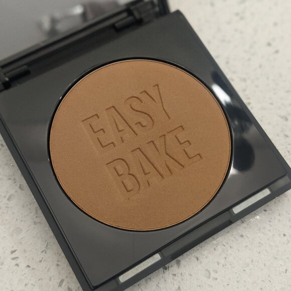 Huda Beauty Easy Bake and Snatch Pressed Brightening & Setting Powder - Picture 4 of 7